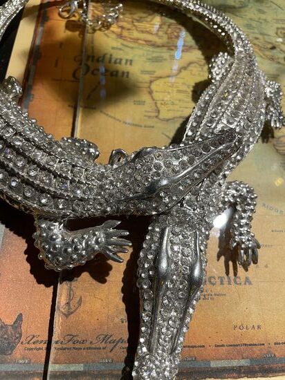 Eine sehr spezielle Silberarbeit, die beiden Krokodile, die sich um den Hals räkeln.