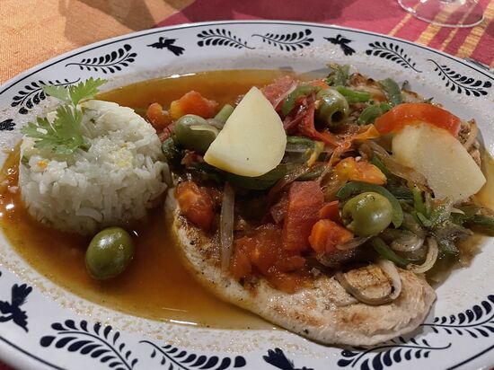 Nachtessen mit Pouletschnitzel und viel Gemüse in einer leichten würzigen Sosse.