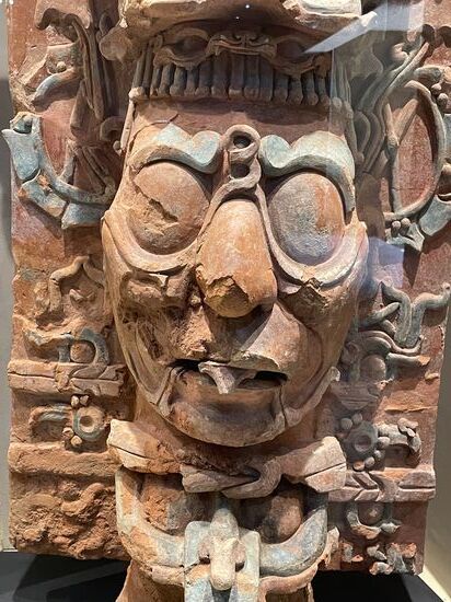 Original-Masken aus den Räumen des Tempels