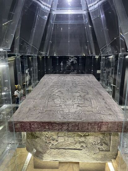 die enge Totenkammer wurde mit Glas rekonstruiert