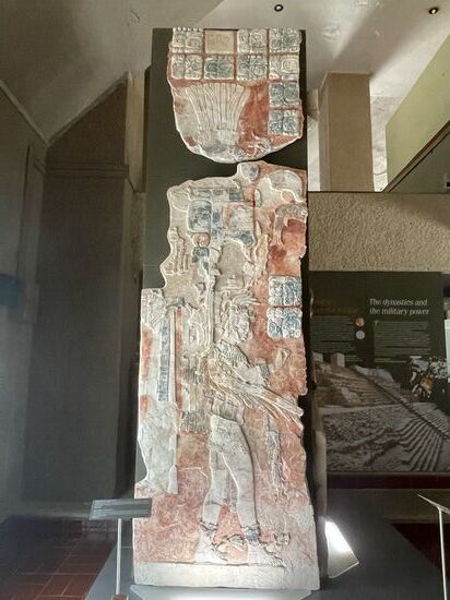 An dieser Original-Tafel aus dem Inneren der Pyramide kann man noch die Farben des Reliefs erkennen.