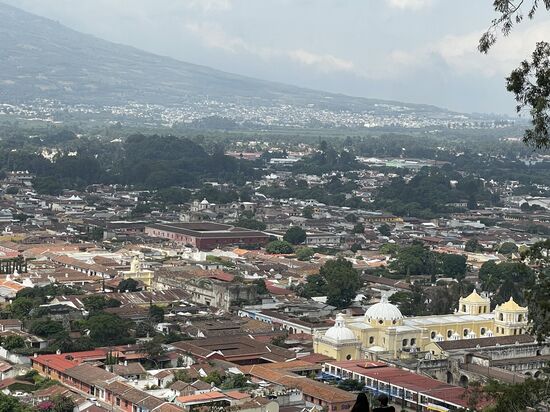 rechts ist die Merced und in der Mitte der Arco zu erkennen