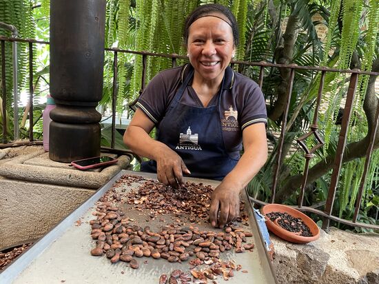 Die gerösteten Kerne werden geschält.
