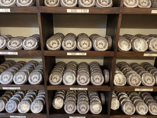 Die fertigen Schokoladetafeln im Laden aufgereiht.