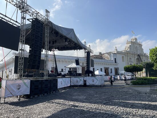 Vor der Kathedrale beim Park wird eine riesige Musikanlage aufgebaut. Ob da wohl heute Abend ein Fest stattfindet?