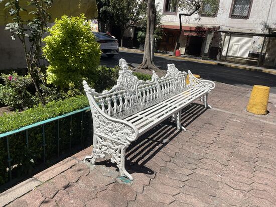 Ich bin auf meinen kurzen Spaziergängen um jede Sitzgelegenheit froh