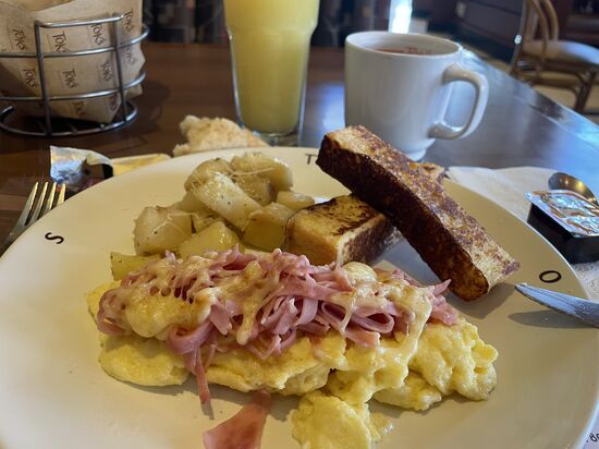 Frühstück mit Ei und Kartoffeln