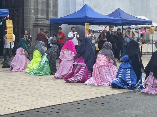 Es scheint ein trauriger Tanz zu sein, die Frauen verstecken ihre Gesichter hinter dunklen Schleiern.