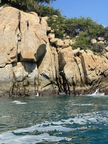 Zwei Klippentaucher stehen bereit