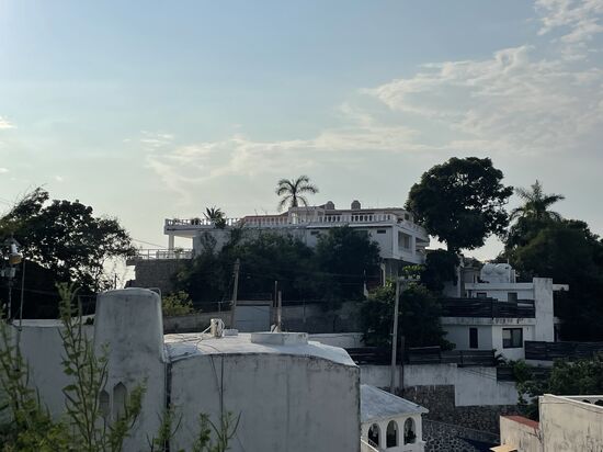 John Wayne, an erhöhter Lage mit unverstelltem Blick