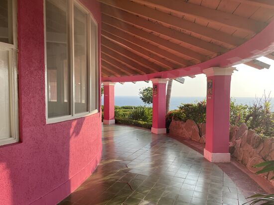 das private Wohnhaus von Tarzan ist rund und wurde einem afrikanischen Kral nachempfunden. Weil in einem runden Haus können keine bösen Geister einkehren