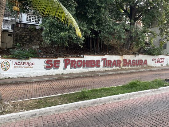 Es ist verboten, Abfall wegzuwerfen - an diesem Ort