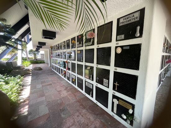 der kleine Friedhof ist im Unterbau der Kapelle eingebaut.