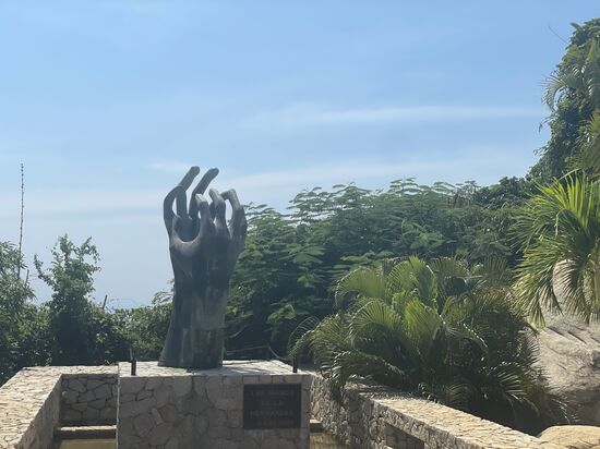 zwei rechte Hände, die den verunglückten Buben gewidmet sind. Brüderlichkeit.