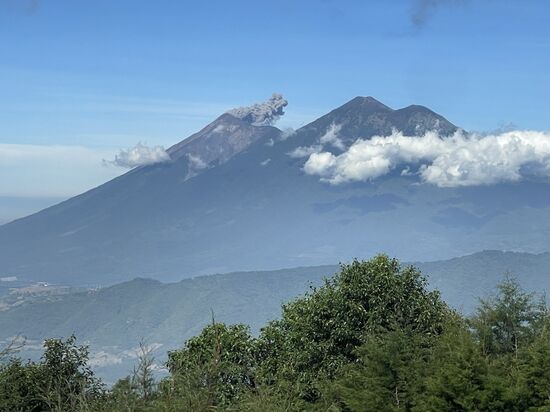 Fuego mit einer kleinen Eruption