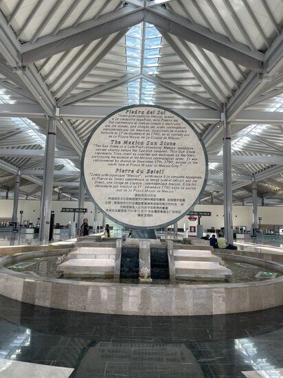 Piedra del Sol, eine Replika im Flughafen von CDMX