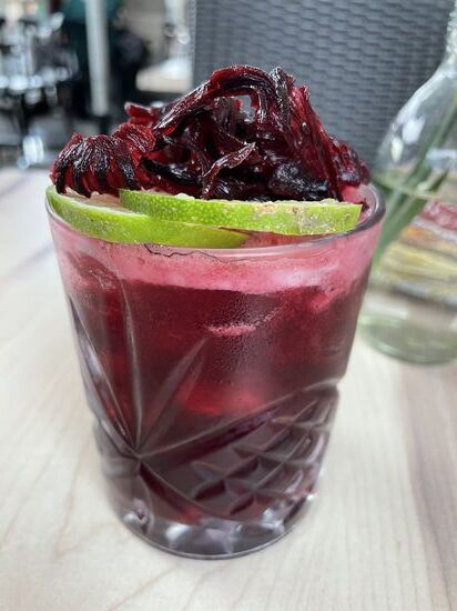 Cocktail Petalo
Eine Mischung von Hibiscus, Rotwein, speziellen Gewürzen und einem Schuss Tequila
Deko: kandierte Hibiskusblüten und Limetten