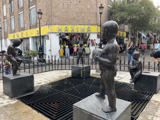 eine Art mexikanischer Manneken Pis - mit verschiedenen Spritz-Varianten