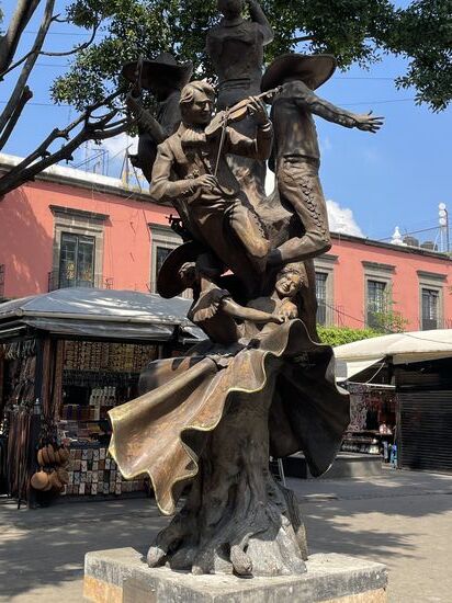 Eine ganze Mariachi-Bank mitsamt dem Tänzerpaar