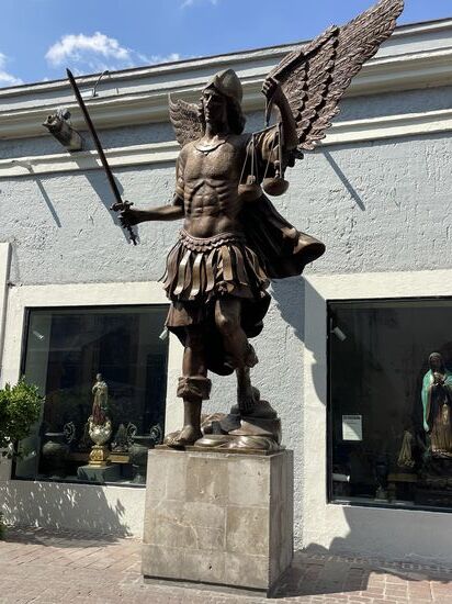 Erzengel Michael mit Schwert und Waage