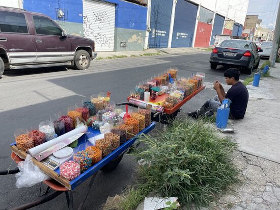 Hier werden die Verkaufswagen mit Nüssen und Süssigkeiten bereit gestellt, die dann im Zentrum auf den Plätzen stehen.