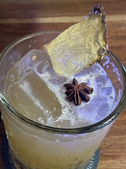 Pina de Vallarta
weisser Tequila mit Ananas und Sternanis, Agavenhonig und Zitronensaft mit etwas Bitteraroma.