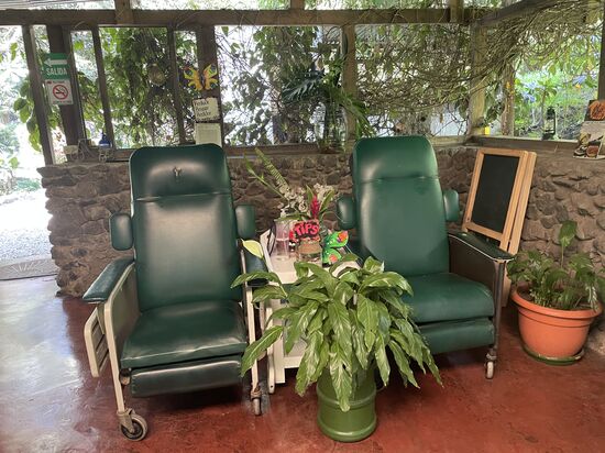 Die Behandlungsstühle wären bereit, aber wer will schon plötzlich 10 Jahre jünger erscheinen.