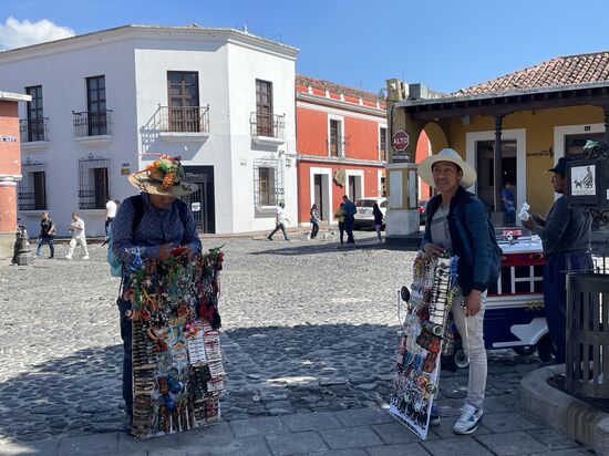 Leider stehen die Verkäufer immer im Schatten. .Kann es verstehen, denn die Sonne brennt am Morgen heiss, aber die Bilder werden dadurch etwas dunkel.