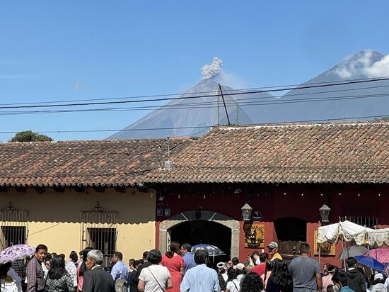 Weit hinten beteiligte sich der Vulkan Fuego und stiess eine graue Rauchwolke aus.