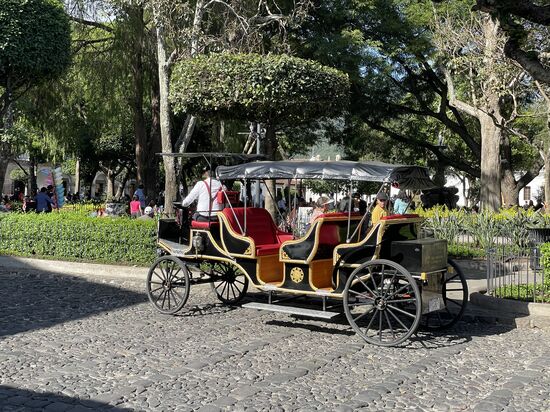 Die alte Pferdekutsche - aber da fehlt doch was... Pferde sind nicht mehr erlaubt, das Gefährt ist elektirisch