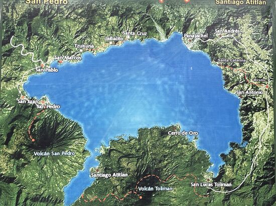 Panajachel im Norden des Sees, Santiago Atitlan liegt im Süden, zwischen den drei Vulkanen.