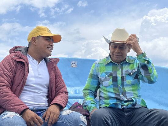 Auf gar keinen Fall hätte der Mann mit dem Hut, diesen während der Fahrt abgenommen. Er musste ihn die ganze Zeit festhalten, denn die Fahrt war sehr stürmisch. Die Dächlikappe hingegen hielt gegen alle Windböen stand.