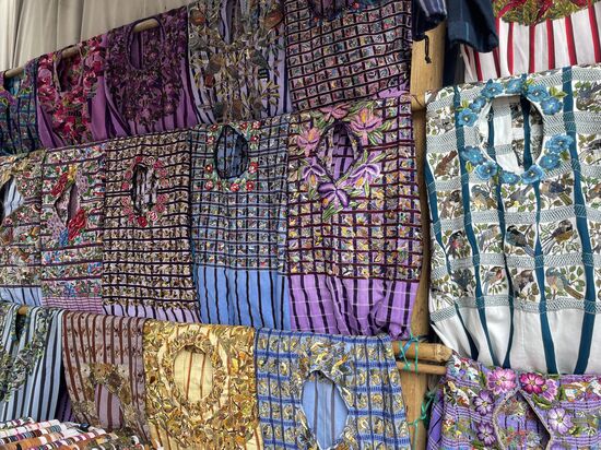 Huipiles, die typischen Blusen der Frauen aus Santiago, reich bestickt mit Vögeln.