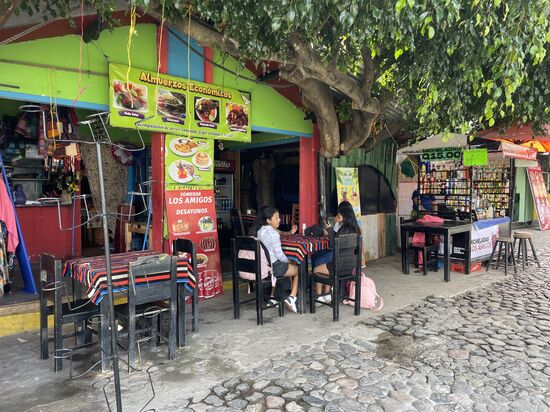 erste Imbissbuden haben geöffnet.