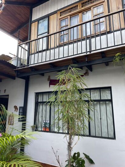 im oberen Stockwerk lebt die Familie