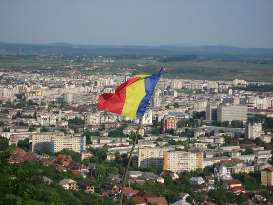 Sicht auf Baia Mare von einem Huegel