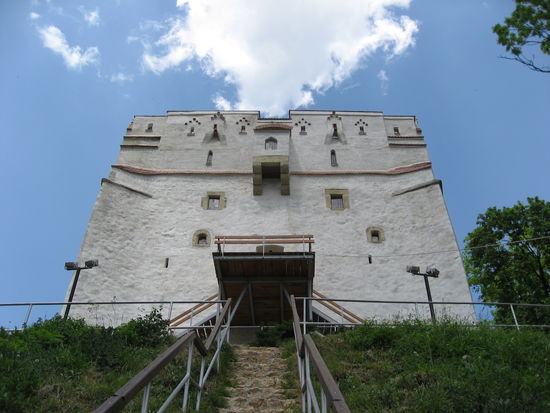 Der weisse Turm in der Vorderansicht