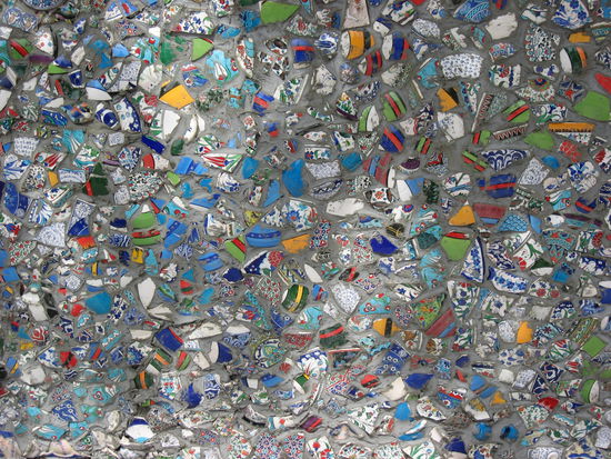 Wand aus Pozellansplitter