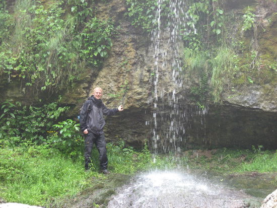 Wagemutig unter Wasserfall