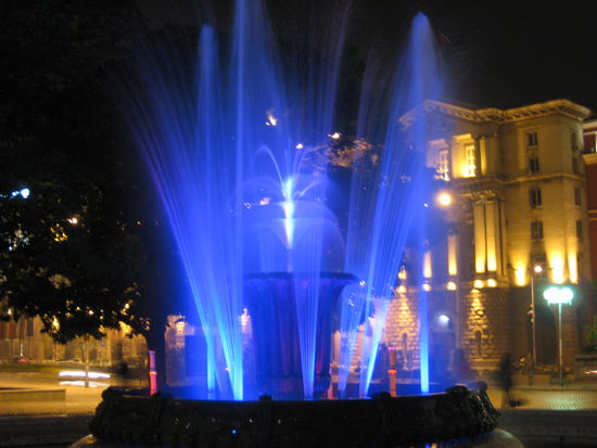 'n Springbrunnen bei Nacht