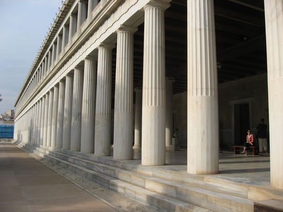 Ein griechisches Museum, an den Saeulen erkannt 