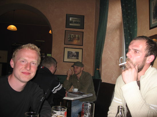 im Pub unter Einheimischen beim Bier 