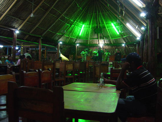 Pizzeria mit Livemusik und begeistertem Publikum in Puerto Píritu