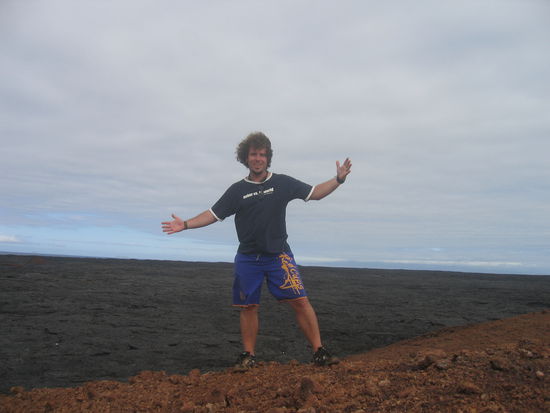 Dani vor der massiven Lavalandschaft