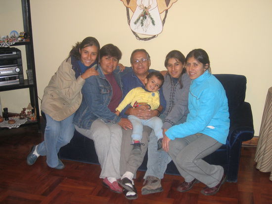 Meine Gastfamilie in Arequipa
v.l.Fernanda, Mutter Luz, Vater Jaime, Marielle, eine weitere Tochter und in der mitte der erste Enkel von Luz und Jaime: der charmante Renzo