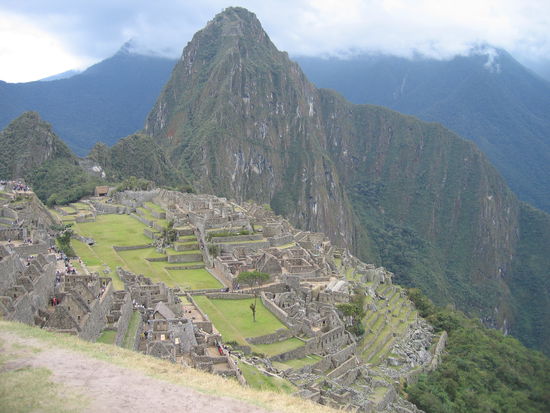 Ruinenstadt von Machu Picchu und hinten der Huayna Picchu