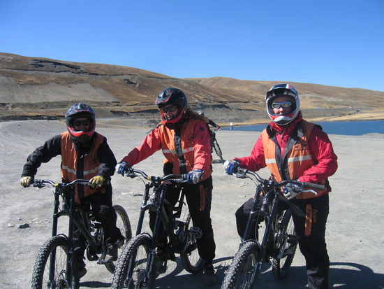 komplett ausgeruestet und startbereit fuer die gefaehrlichste Strasse der Welt - v.l. Sarah, Stefania und ich