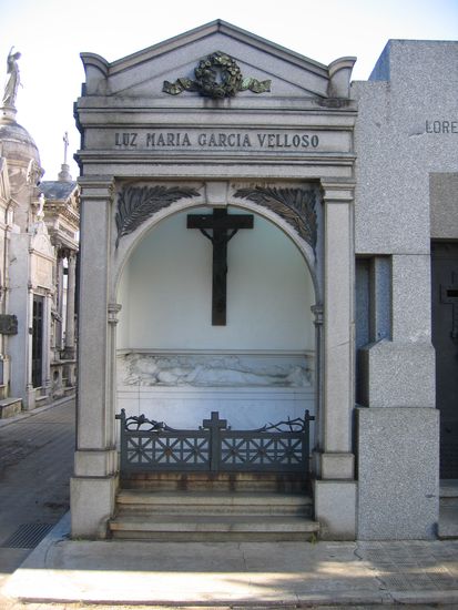 eines der Graeber auf dem Friedhof in Recoleta
