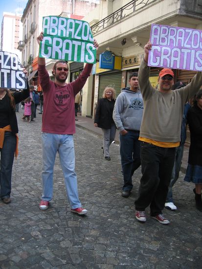 hier in Buenos Aires fuehlt man sich selten alleine und falls doch, geht man nach San Telmo und geniesst eine Gratis-Umarmung