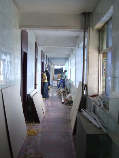 Gang-dritte Tuer links ist unser Zimmer..